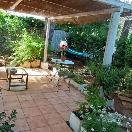 Elena House アパート *